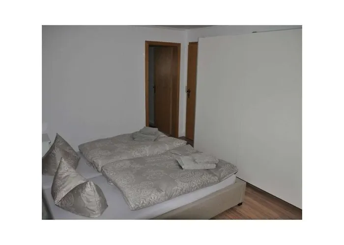 In Mit Schwimmbecken Holiday home